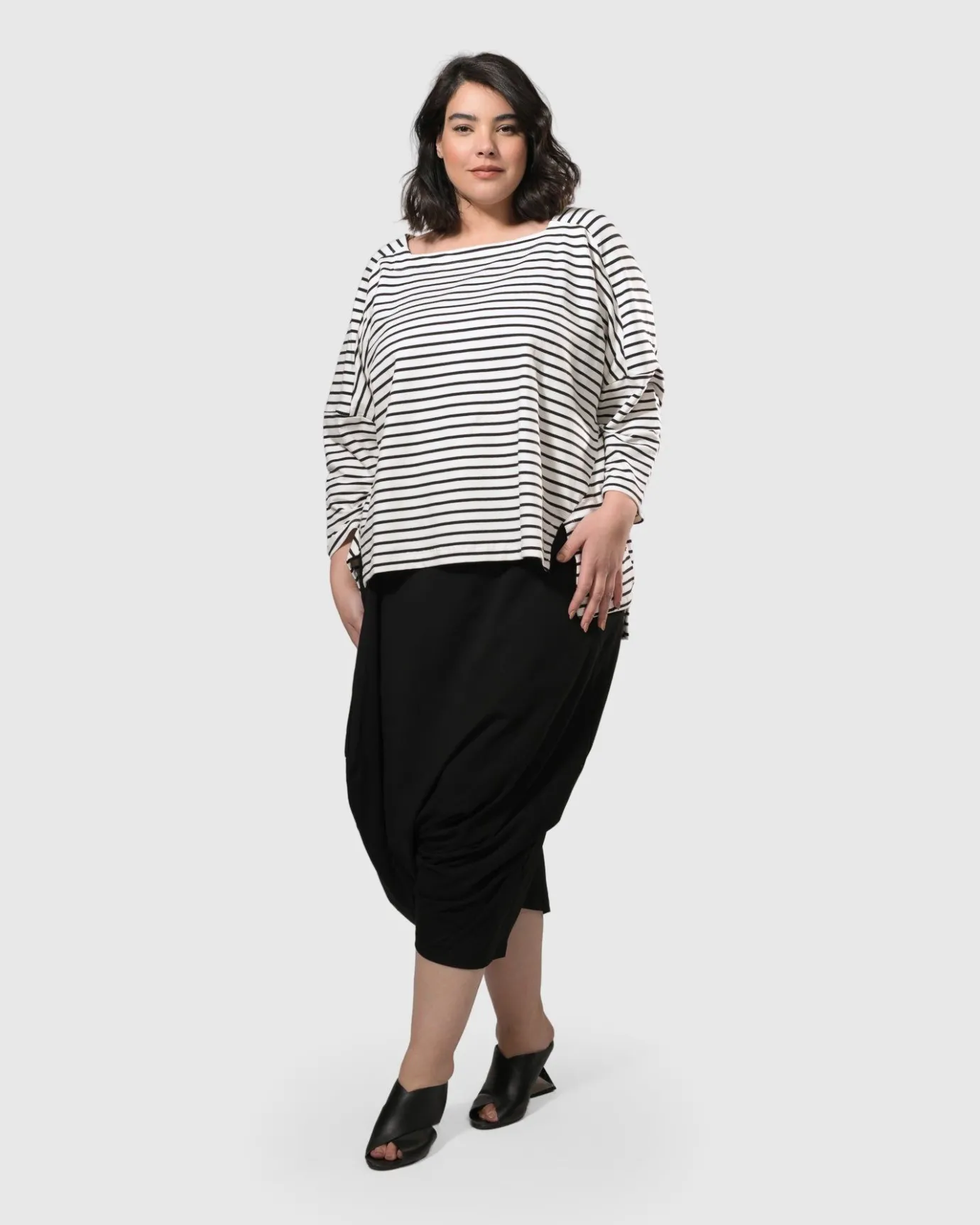 Women Alembika Pants & Skirts<Urban Crop Harem Pants, Black